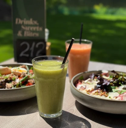 Dagentree mit Salat oder Smoothie